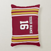 バーガンディと金ゴールドホワストライプイトのチームジャージー アクセントクッション (正面(垂直))
