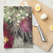 バーガンディのサボテンの花 キッチンタオル (四つ折り)