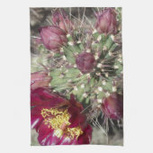 バーガンディのサボテンの花 キッチンタオル (縦)