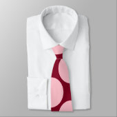 バーガンディのタイの大きいピンクの水玉模様 ネクタイ (タイ)