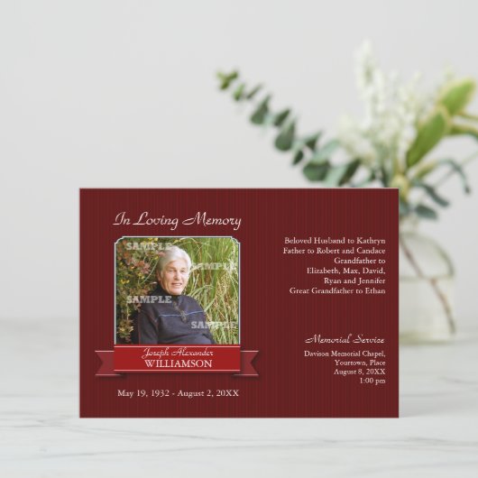 バーガンディの細い縦縞の旗の記念物の通知 招待状 (スタンド正面)