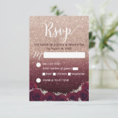 バーガンディの花柄のばら色の金ゴールドグラデーションな結婚RSVP 出欠カード (スタンド正面)