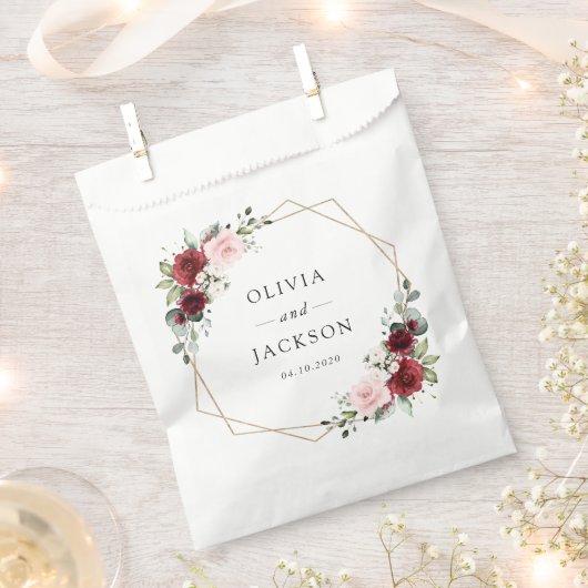 バーガンディの花、ピンクの花、緑結婚、 フェイバーバッグ (クリップ留めされた状態)