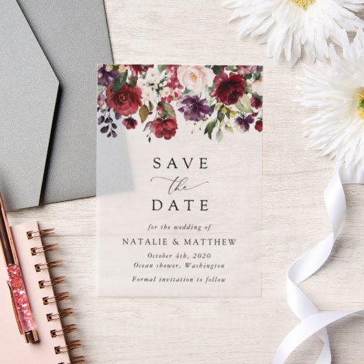 バーガンディの花、ピンクの花、緑結婚、 ベラム紙招待状 (ウェディング)