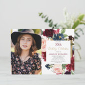 バーガンディの赤面のピンクの金ゴールドの花の誕生日の写真 招待状 (スタンド正面)