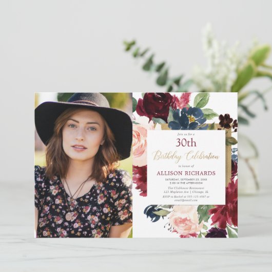 バーガンディの赤面のピンクの金ゴールドの花の誕生日の写真 招待状 (スタンド正面)