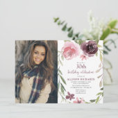 バーガンディの赤面の花柄年齢の大人の誕生日の写真 招待状 (スタンド正面)