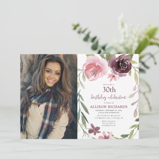 バーガンディの赤面の花柄年齢の大人の誕生日の写真 招待状 (スタンド正面)