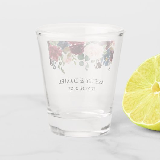 バーガンディの青い水彩画の花の結婚式 ショットグラス (裏面)
