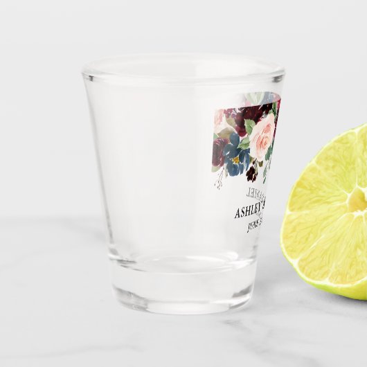 バーガンディの青い水彩画の花の結婚式 ショットグラス (左)