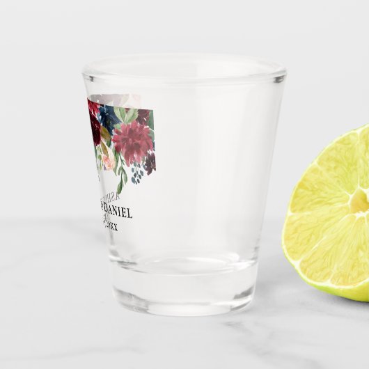 バーガンディの青い水彩画の花の結婚式 ショットグラス (右)