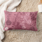 バーガンディのKRWのヴィンテージのバラによって層にされるパターン ランバークッション (ブランケット)