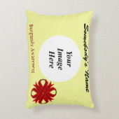 バーガンディクローバーリボンTmpl by Kenneth Yoncich アクセントクッション (正面(垂直))