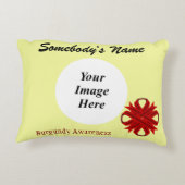 バーガンディクローバーリボンTmpl by Kenneth Yoncich アクセントクッション (裏面)