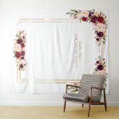 バーガンディピンクの花モチーフ ゴールドの誕生日写真ブース タペストリー (インサイチュ(横))