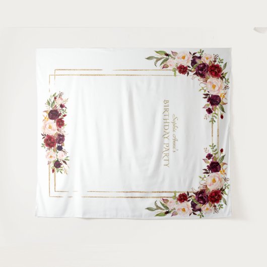 バーガンディピンクの花モチーフ ゴールドの誕生日写真ブース タペストリー (正面(横))