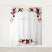 バーガンディピンクの花モチーフ ゴールドの誕生日写真ブース タペストリー (正面)