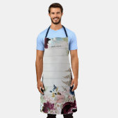 バーガンディピンクフローラホワイトコテージウッド エプロン (着用した状態)