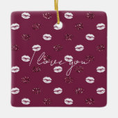 バーガンディピンクレッドグリッターホワイトキスリップ セラミックオーナメント (正面)