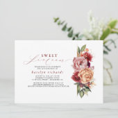 バーガンディレッドとオレンジの花のシックなスイート16 招待状 (スタンド正面)