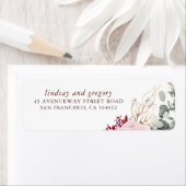 バーガンディレッドの土っぽい色合いの花 エレガント ラベル (インサイチュ)