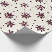 バーガンディレッドクリームスノーフレークスクリスマス ラッピングペーパー (角)