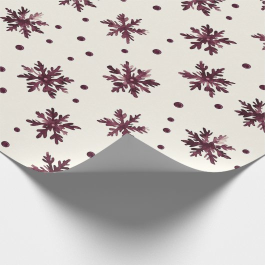 バーガンディレッドクリームスノーフレークスクリスマス ラッピングペーパー (角)