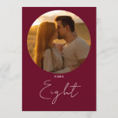 バーガンディレッド モダン ミニマル スクリプト テーブル ナンバー 招待状 (裏面)