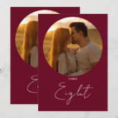 バーガンディレッド モダン ミニマル スクリプト テーブル ナンバー 招待状 (正面/裏面)