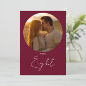 バーガンディレッド モダン ミニマル スクリプト テーブル ナンバー 招待状 (スタンド正面)