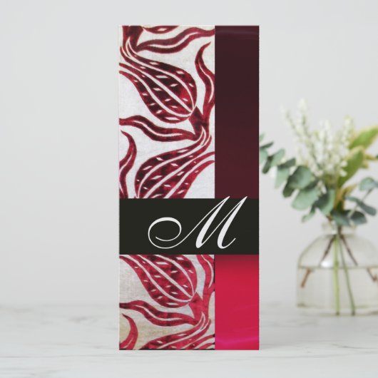 バーガンディーとホワイトの氷のアイス レッド ベルベット チューリップ モノグラム 招待状 (スタンド正面)