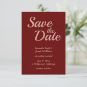 バーガンディーとローズゴールドのダマスク柄 Save the Date 招待状 (スタンド正面)