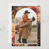 バーガンディーの秋のダリアのメイソンジャー写真の木製の結婚式 セーブザデート (裏面)