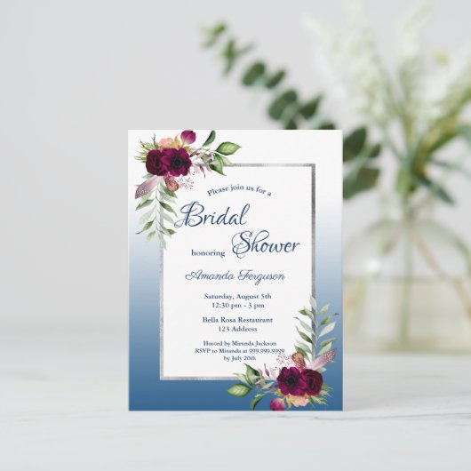 バーガンディーの花の青い結婚式前祝いの招待状 ポストカード (スタンド正面)