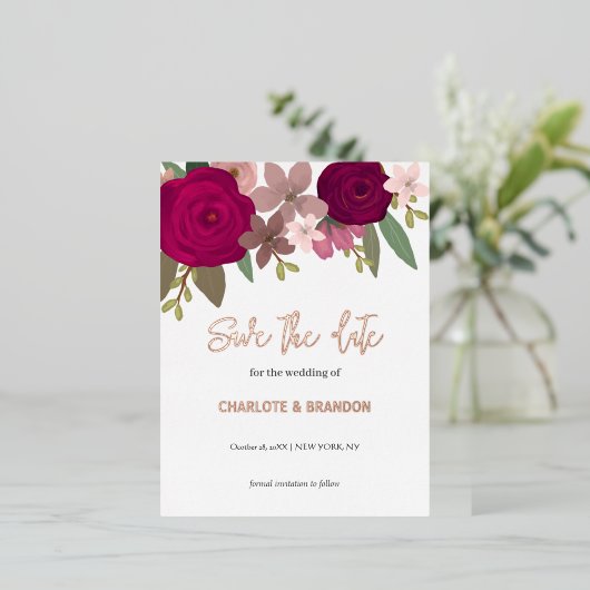 バーガンディーガーデン花の結婚式の日付を保存 箔シーズンポストカード (立ち正面)