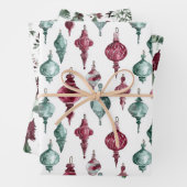 バーガンディーグリーンクリスマスオーナメントツリーズスノーフレーク ラッピングペーパーシート (インサイチュ)