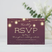 バーガンディーゴールドのストリングライトとランタンの結婚式RSVP 招待状 (スタンド正面)