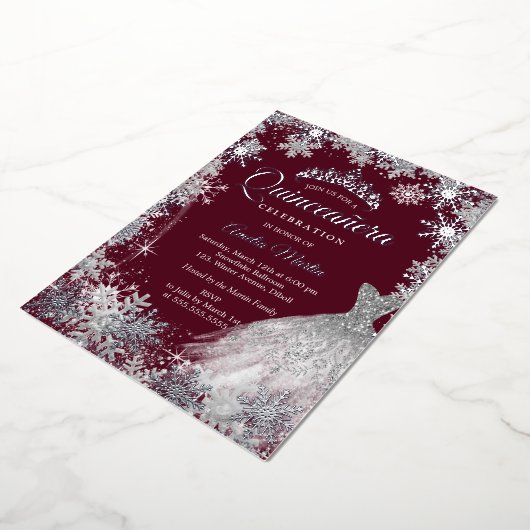 バーガンディーシルバーウィンタースノーフレークキンセアニェラ 箔招待状 (回転した状態)