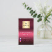 バーガンディーピンクのロゴQrコードソーシャルメディア 名刺 (スタンド正面)