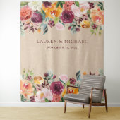 バーガンディーフラワーバックドロップ | ラスティックフォトブースプロップ タペストリー (インサイチュ)