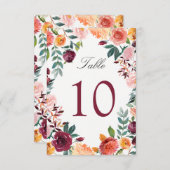 バーガンディーブラッシュピンクの花の結婚式テーブルナンバー 招待状 (正面/裏面)