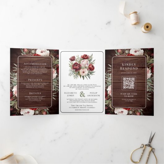 バーガンディーブルッシュピンクの花モダンなタイポグラフィーが美しい、QRコード付きオールインワンの結 三つ折り招待状 (内部)