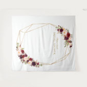 バーガンディーレッド フラワーズ ゴールド ブライダル シャワー フォトブース タペストリー (正面(横))