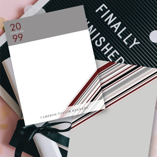 バーガンディ斜めリボンピンストライプの卒業 案内状