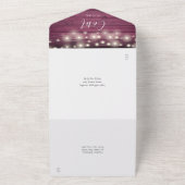 バーガンディ木材ストリングライツモノグラム結婚ズ オールインワン招待状 (外側)