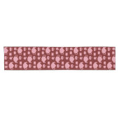 バーガンディ水玉模様をセットしたピンク色の紅茶 ショートテーブルランナー (横)