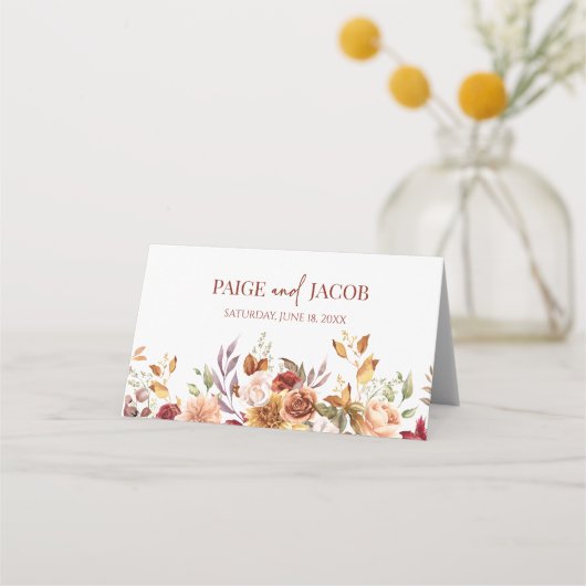 バーガンディ燃えたオレンジ色のフローラ結婚の花 プレイスカード (裏面)