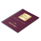 バーガンディ色のビジネスロゴ名スクリプトエレガント ノートブック (左側)