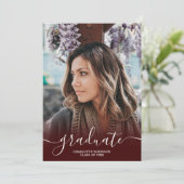 バーガンディ赤い大学院のスクリプトの写真卒業 招待状 (スタンド正面)