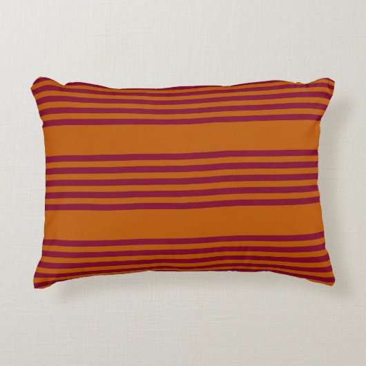 バーガンディ赤と燃えたオレンジの5つのストライプパターン。 アクセントクッション (正面)